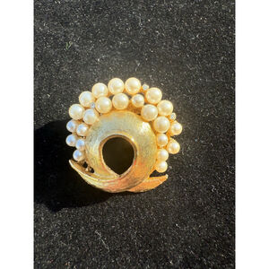 BSK Gold Tone Pin Circle Pearl Rhinestone Lapel Brooch Vintage Signed 1.5”